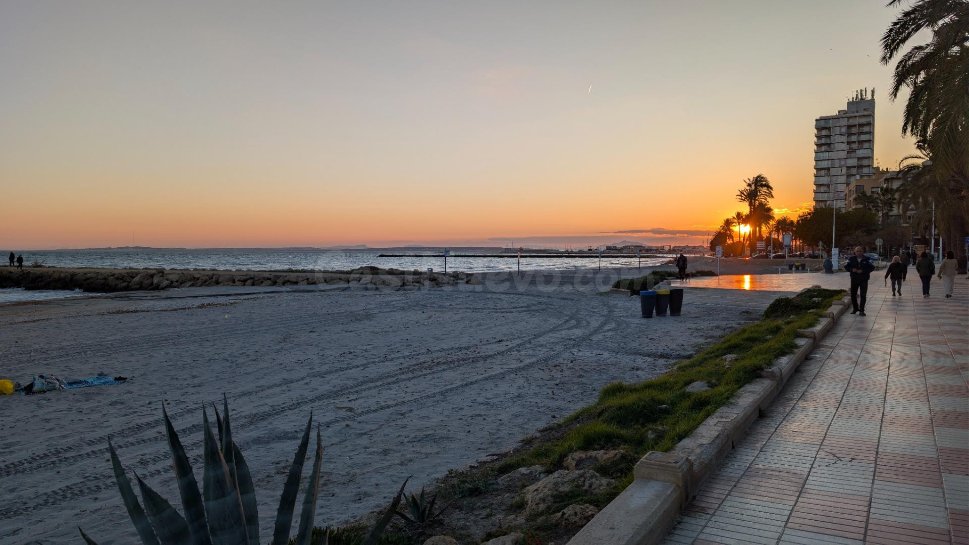 ¡ UNA VIVIENDA ÚNICA EN PRIMERA LÍNEA DONDE CADA AMANECER FR - foto 4