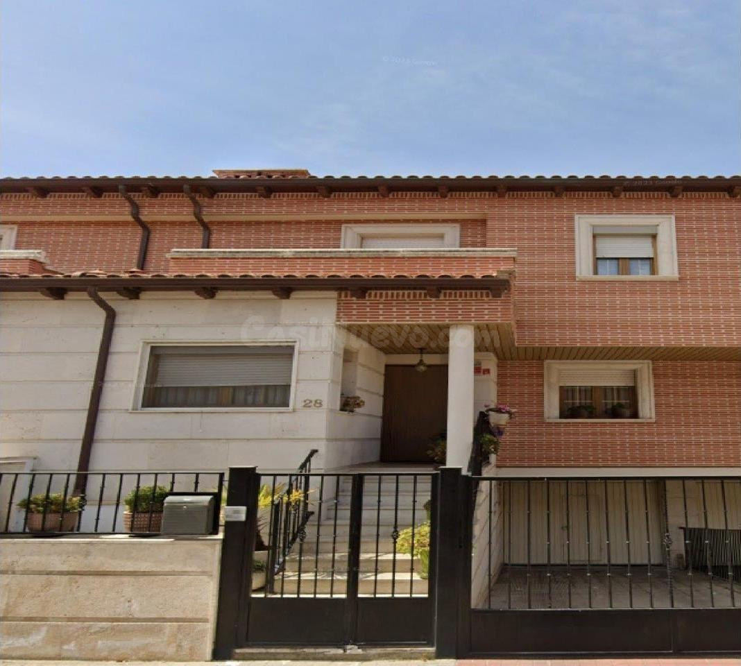 Se vende casa adosada OKUPADA en Calle Avelino Hernández Luc