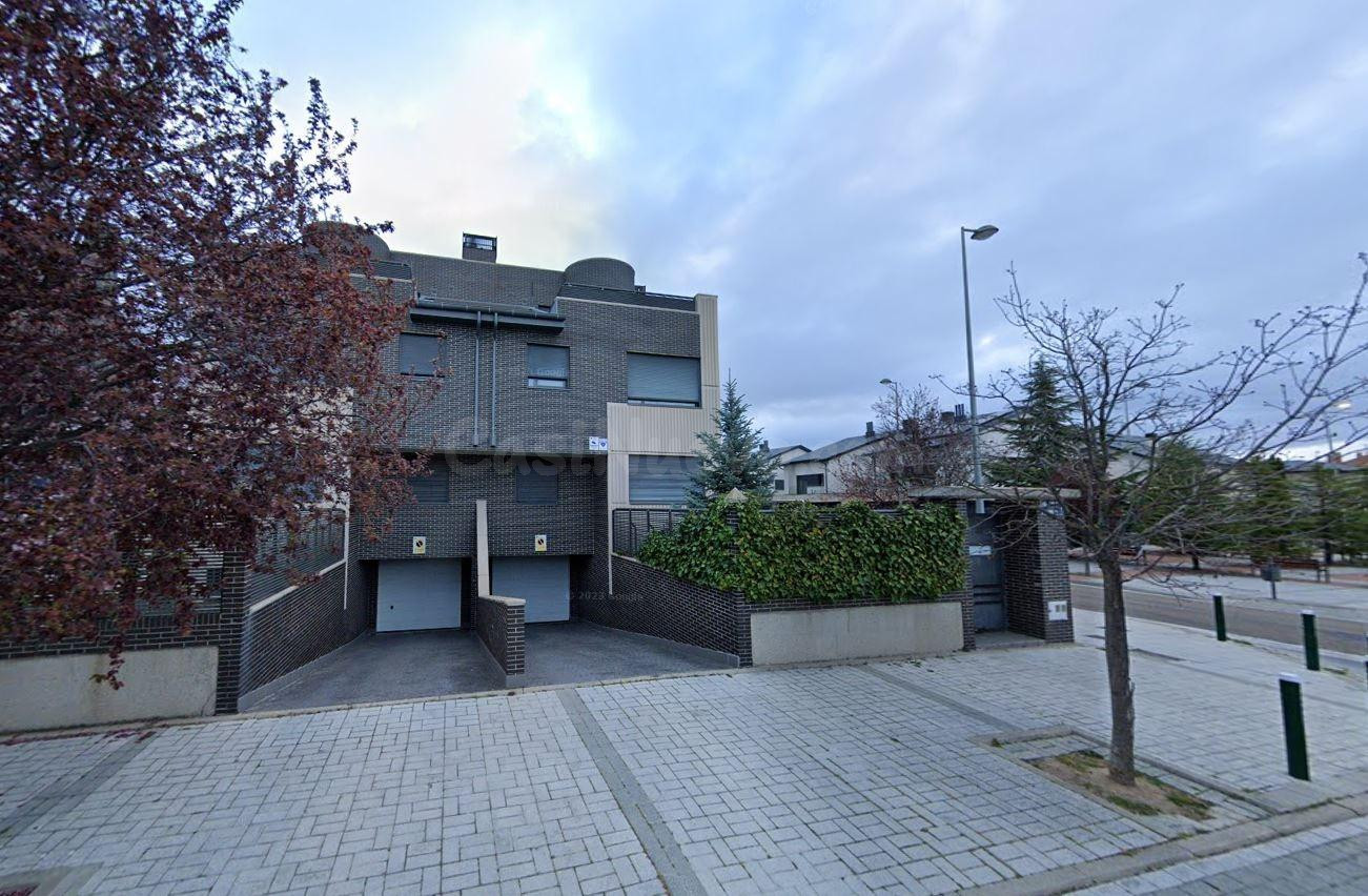 Se vende casa adosada OKUPA en Arándano de Valladolid (Valla - foto 2