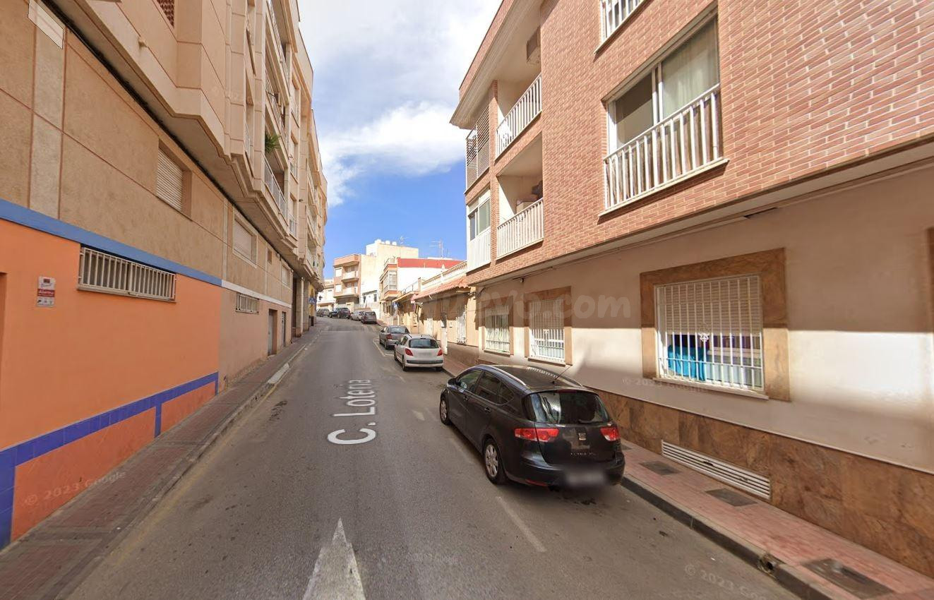 Se vende piso OKUPA en Águilas (Murcia). - foto 2