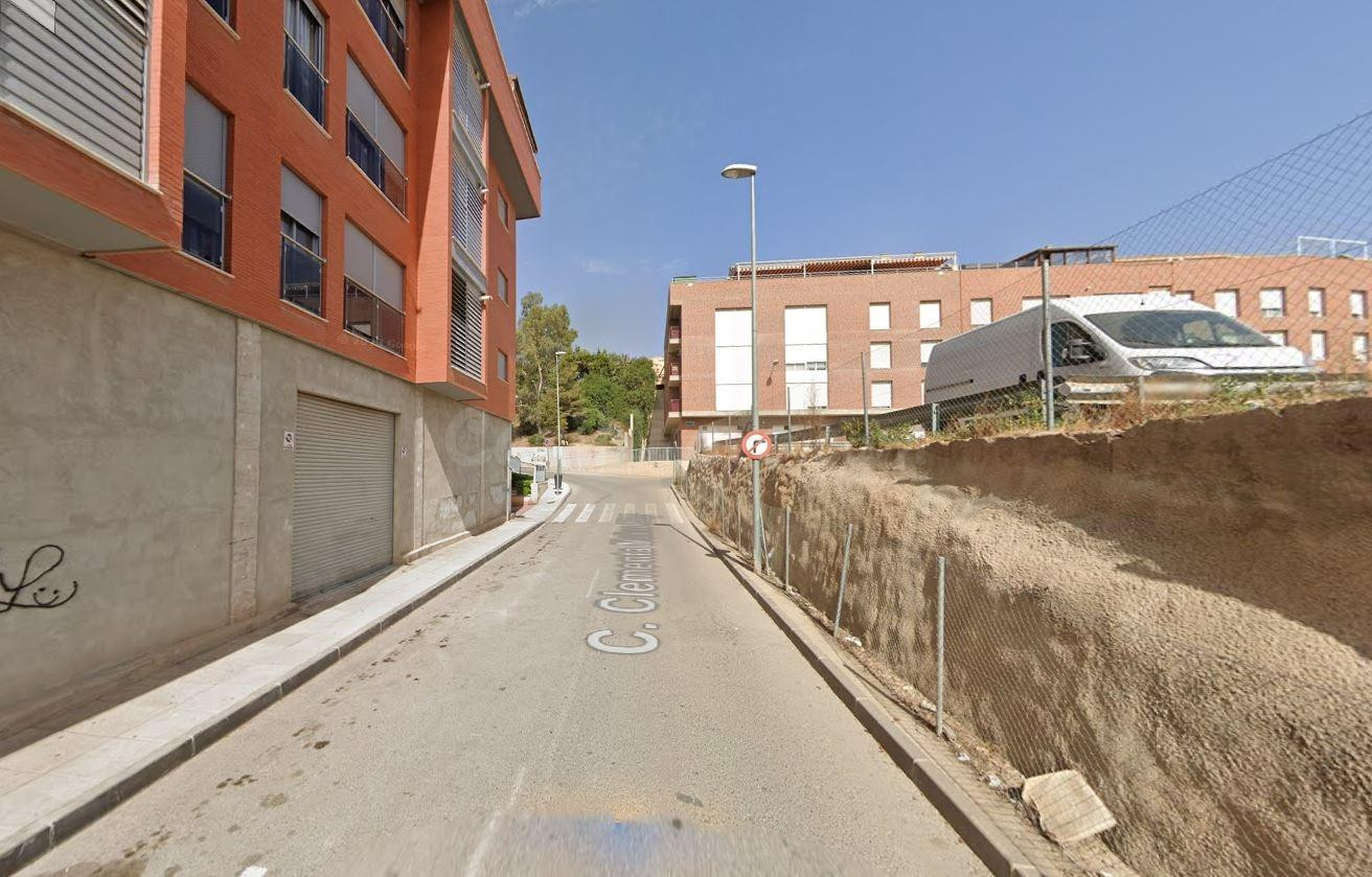 Se vende piso con garaje OKUPA en Lorca (Murcia).