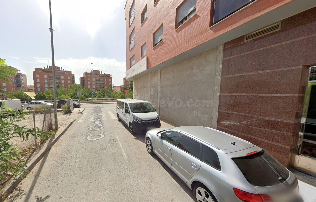 Se vende piso con garaje OKUPA en Lorca (Murcia). - foto 2