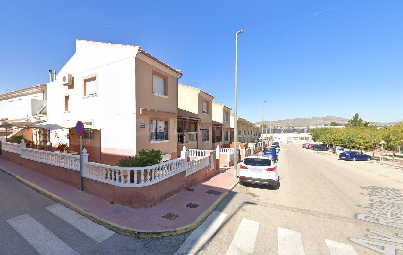 Se vende casa independiente en Blanca (Murcia).