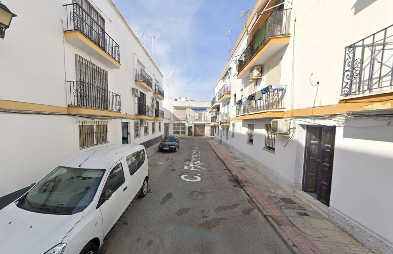 Se vende piso OKUPA en Calle Franciso Pizarro 2 de Lora del Río (Sevilla).
