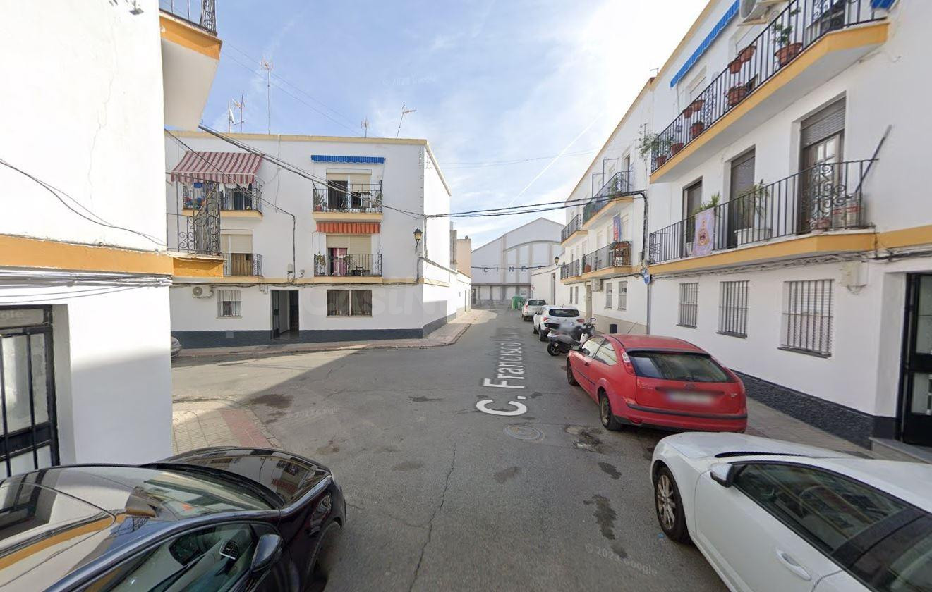 Se vende piso OKUPA en Calle Franciso Pizarro 2 de Lora del  - foto 2