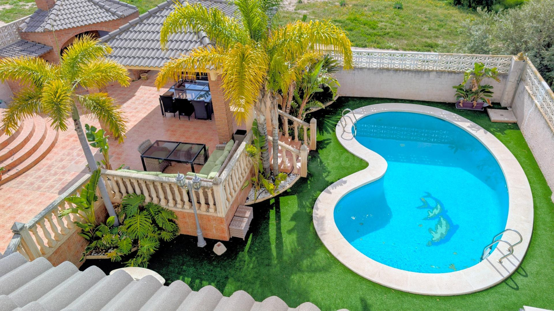 ¡DESCUBRE EL CHALET QUE LO TIENE TODO: ESPACIO, LUZ, PISCINA - foto 2