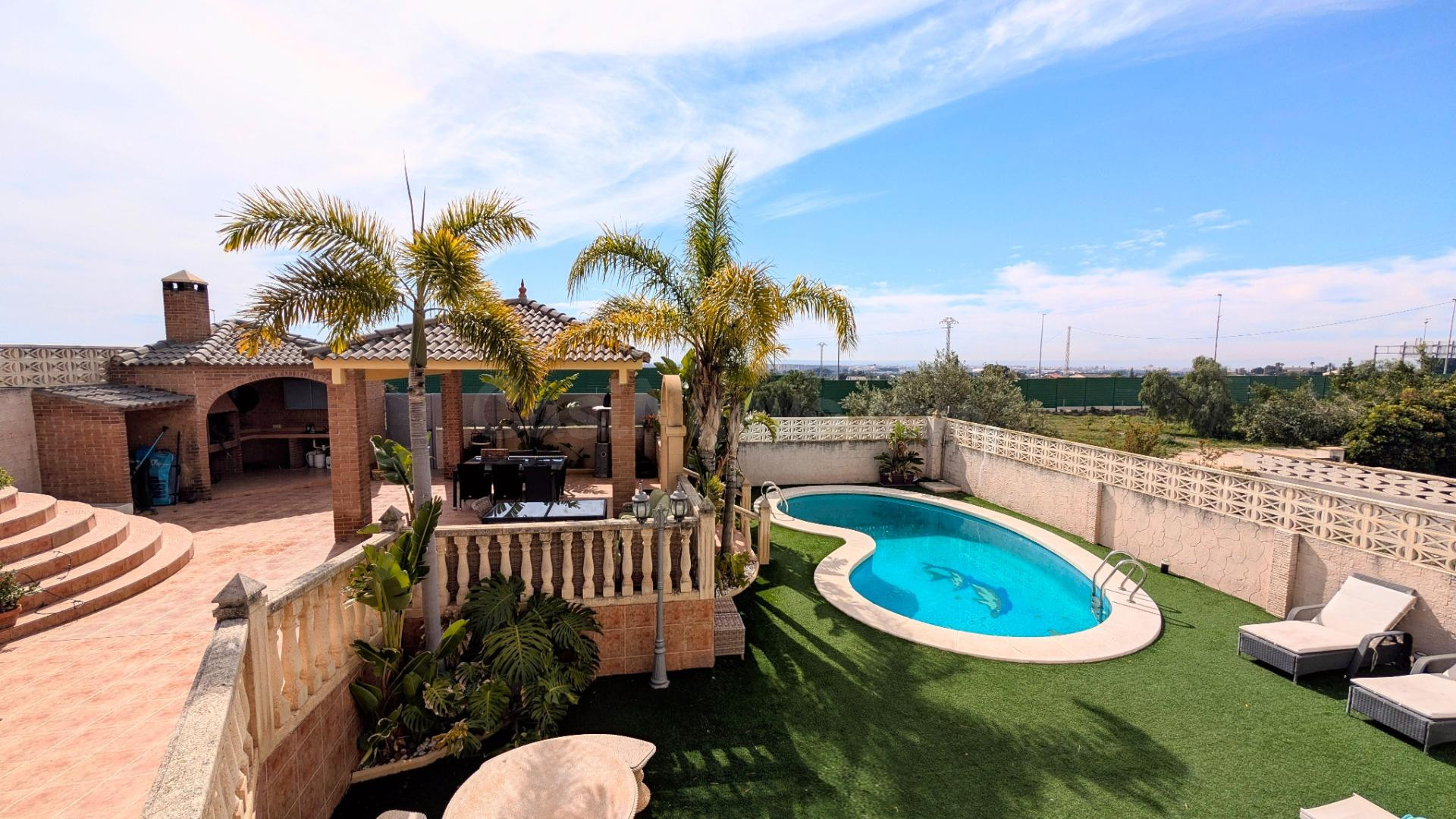 ¡DESCUBRE EL CHALET QUE LO TIENE TODO: ESPACIO, LUZ, PISCINA - foto 3
