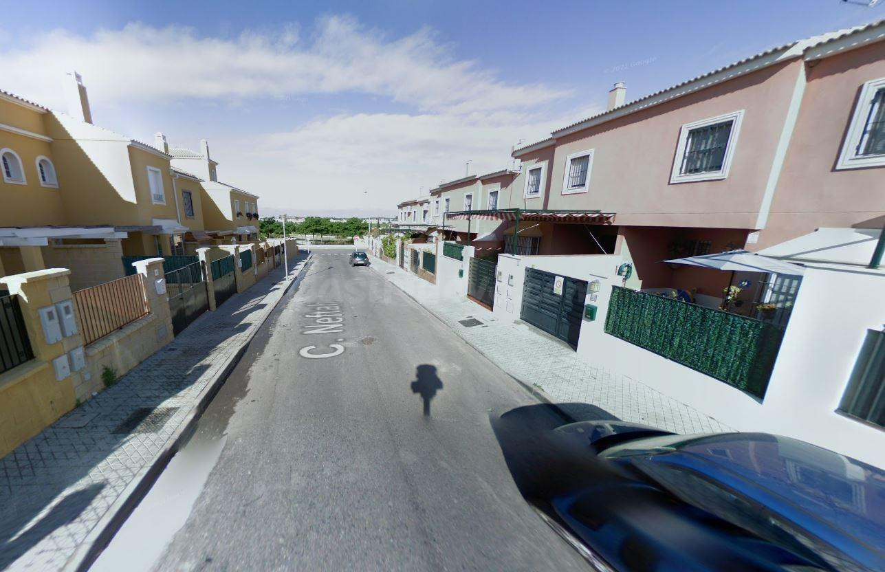 Se vende casa adosada OKUPA en Mairena del Alcor (Sevilla).