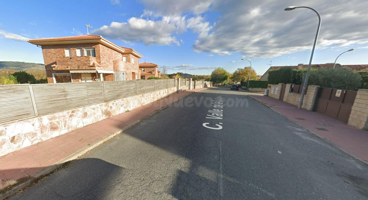 Se vende casa adosada OKUPA en Guadarrama (Madrid).