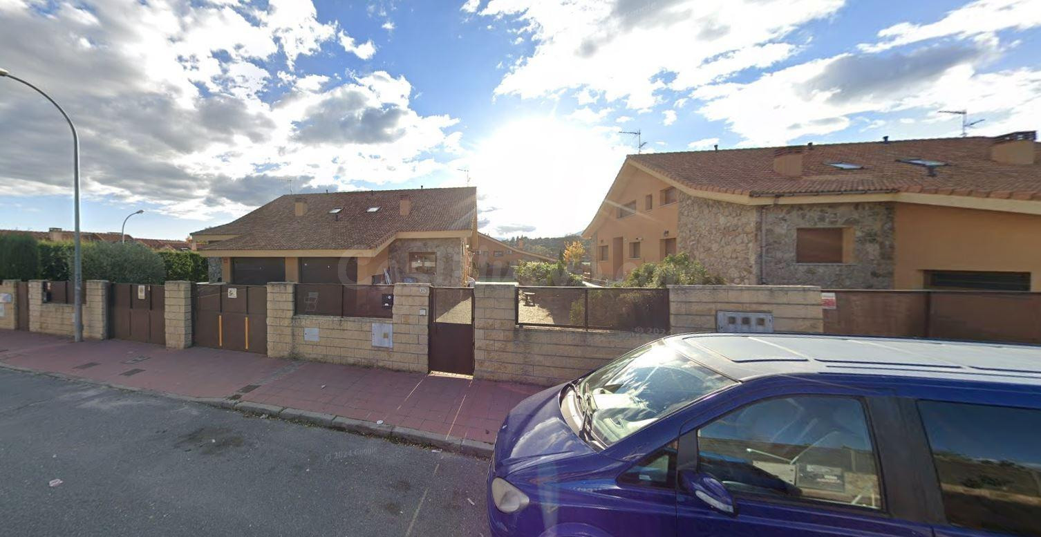 Se vende casa adosada OKUPA en Guadarrama (Madrid). - foto 3