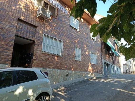 Se vende piso OKUPA en Travesía San Lorenzo Nº 30 Valdemoril - foto 2
