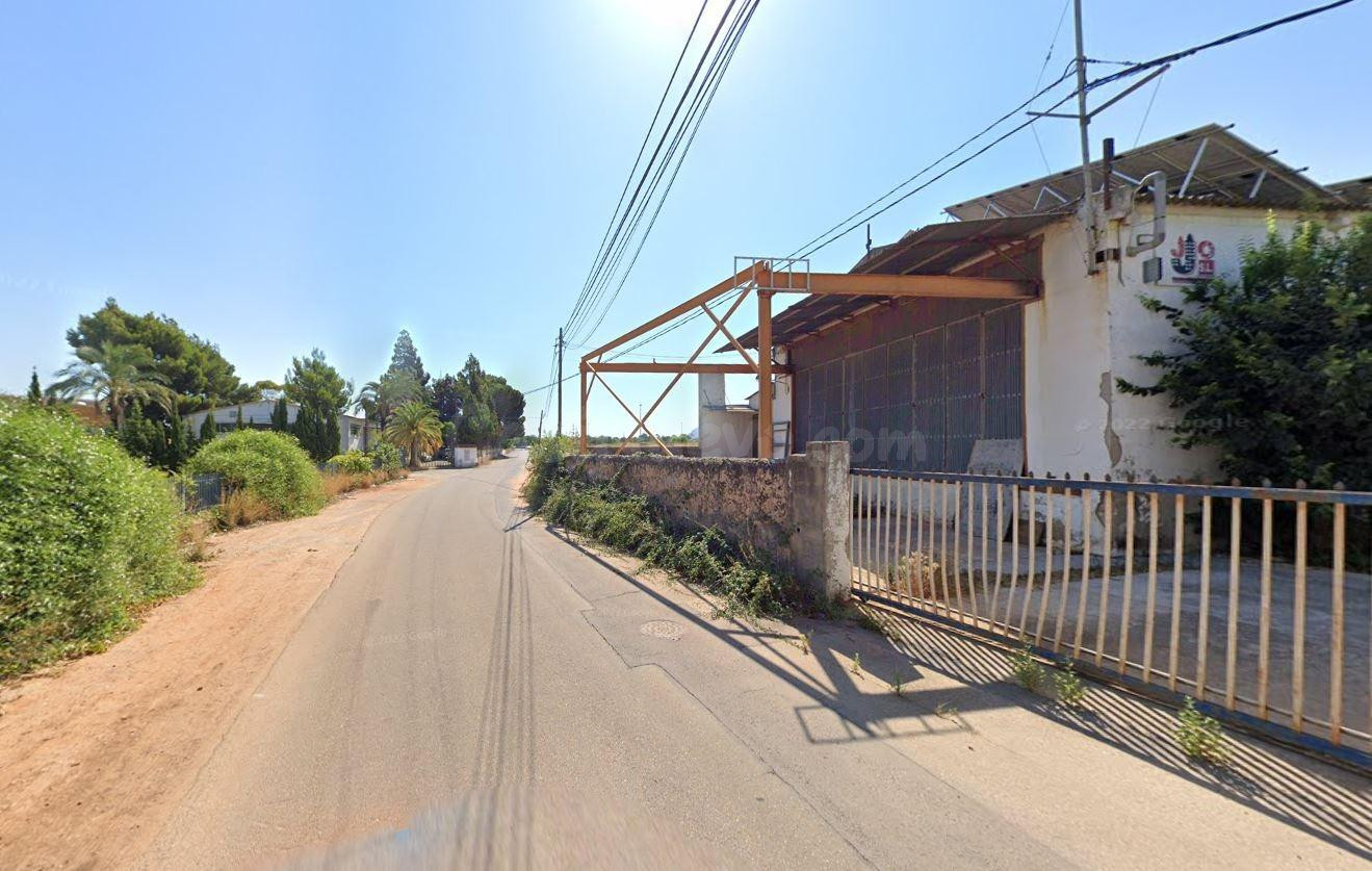 Se vende nave industrial OKUPA en Alzira (Valencia). - foto 2