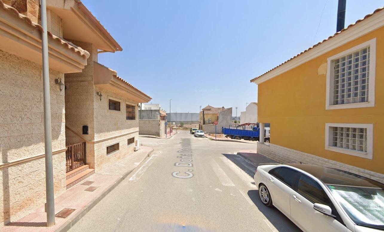 Se vende casa adosada OKUPA en Lorquí (Murcia).