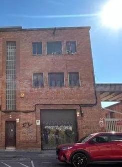 SE VENDE NAVE OKUPADA EN HOSPITALET DE LLOBREGAT (Barcelona)