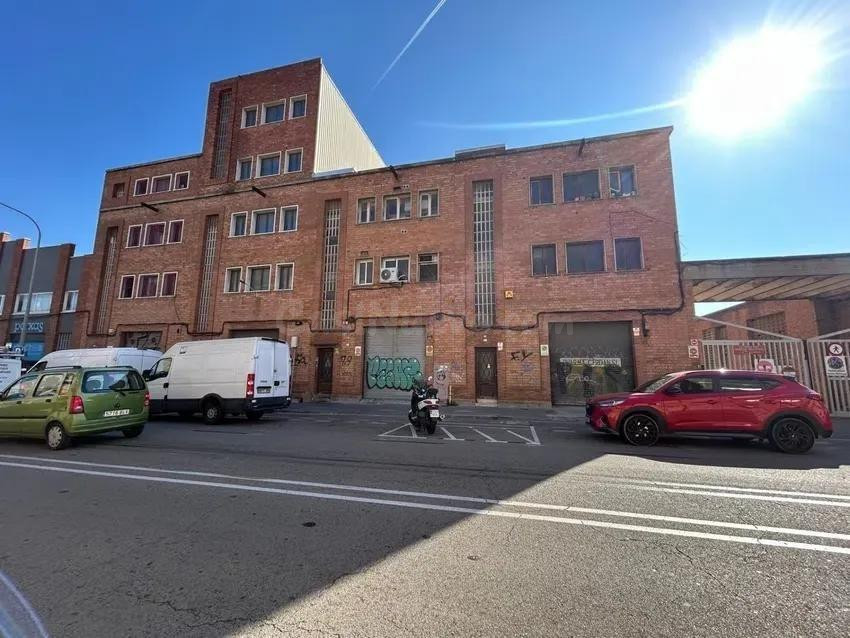 SE VENDE NAVE OKUPADA EN HOSPITALET DE LLOBREGAT (Barcelona) - foto 2