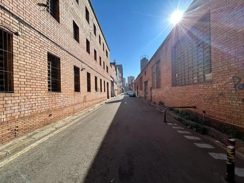 SE VENDE NAVE OKUPADA EN HOSPITALET DE LLOBREGAT (Barcelona) - foto 4