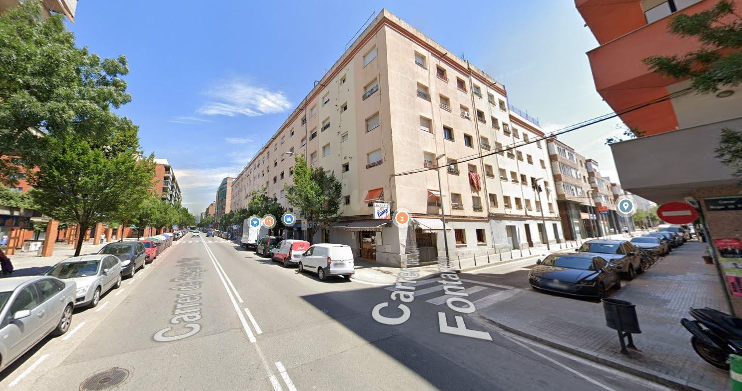 Se vende PISO OKUPADO + GARAJE en Calle Roger de Flor 82 de  - foto 2