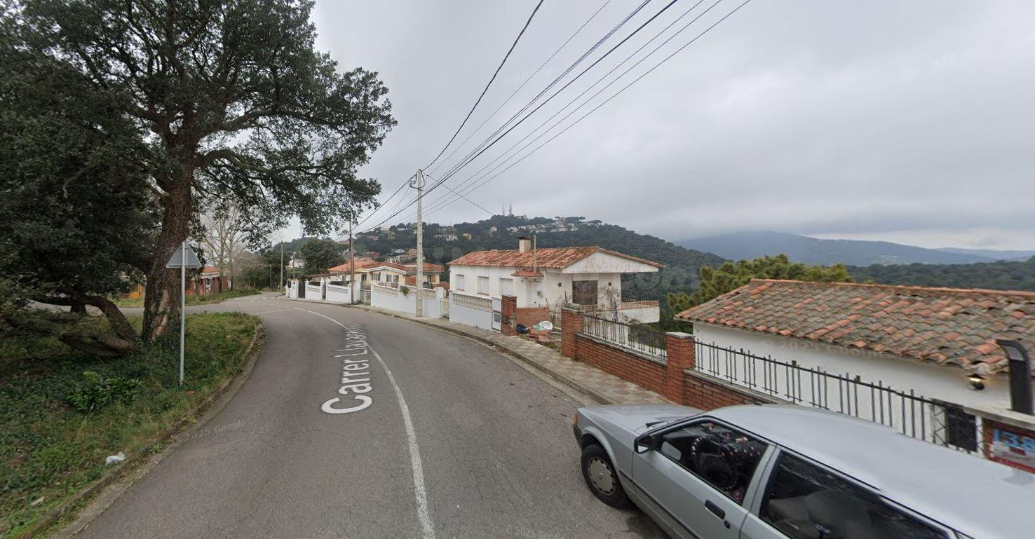 Se vende casa OKUPADA independiente en Calle Lloret 138 de Pineda de Mar (Barcelona).