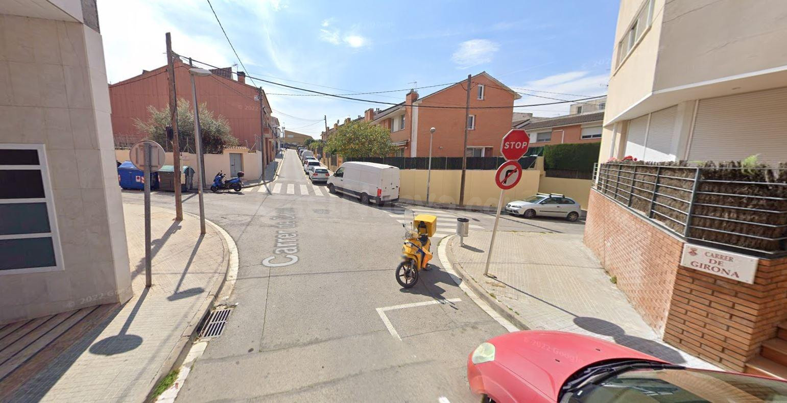 Se vende piso OKUPADO en Rubí (Barcelona).