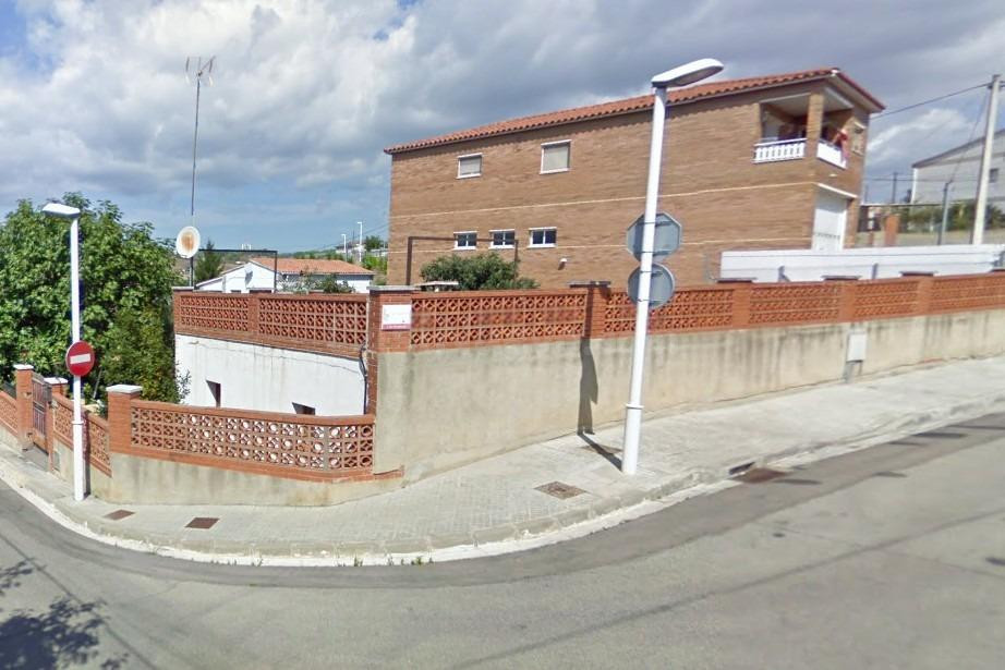 Se vende casa OKUPADA en Calle Passió 10 de Rubí (Barcelona) - foto 2