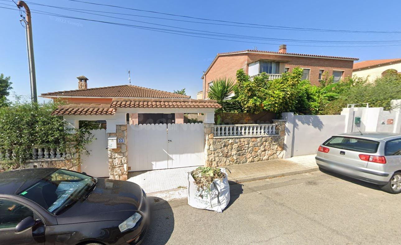 Se vende casa OKUPADA en Calle Sant Narcís 20 de Santa Oliva - foto 2