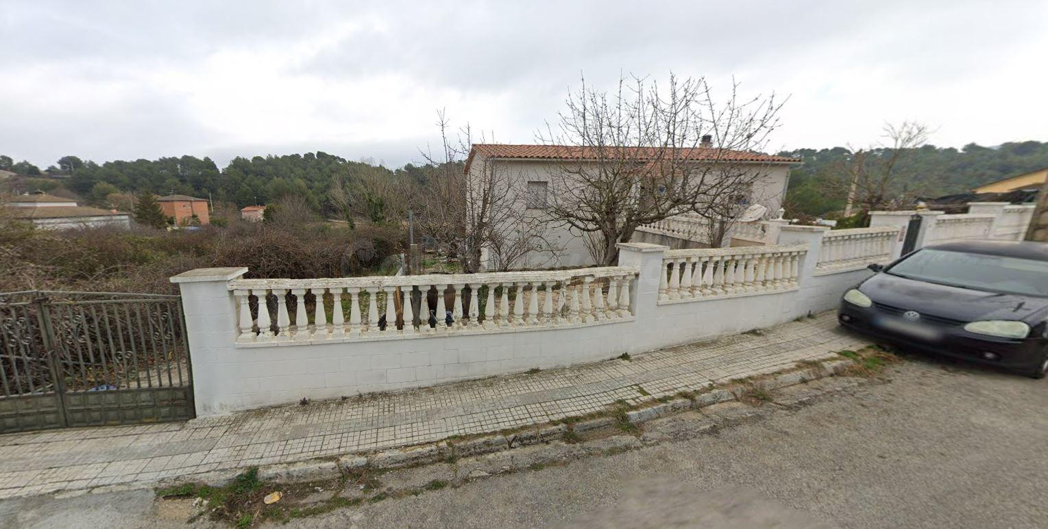 Se vende casa independiente OKUPA en Avenida Torrelles 18 de - foto 2