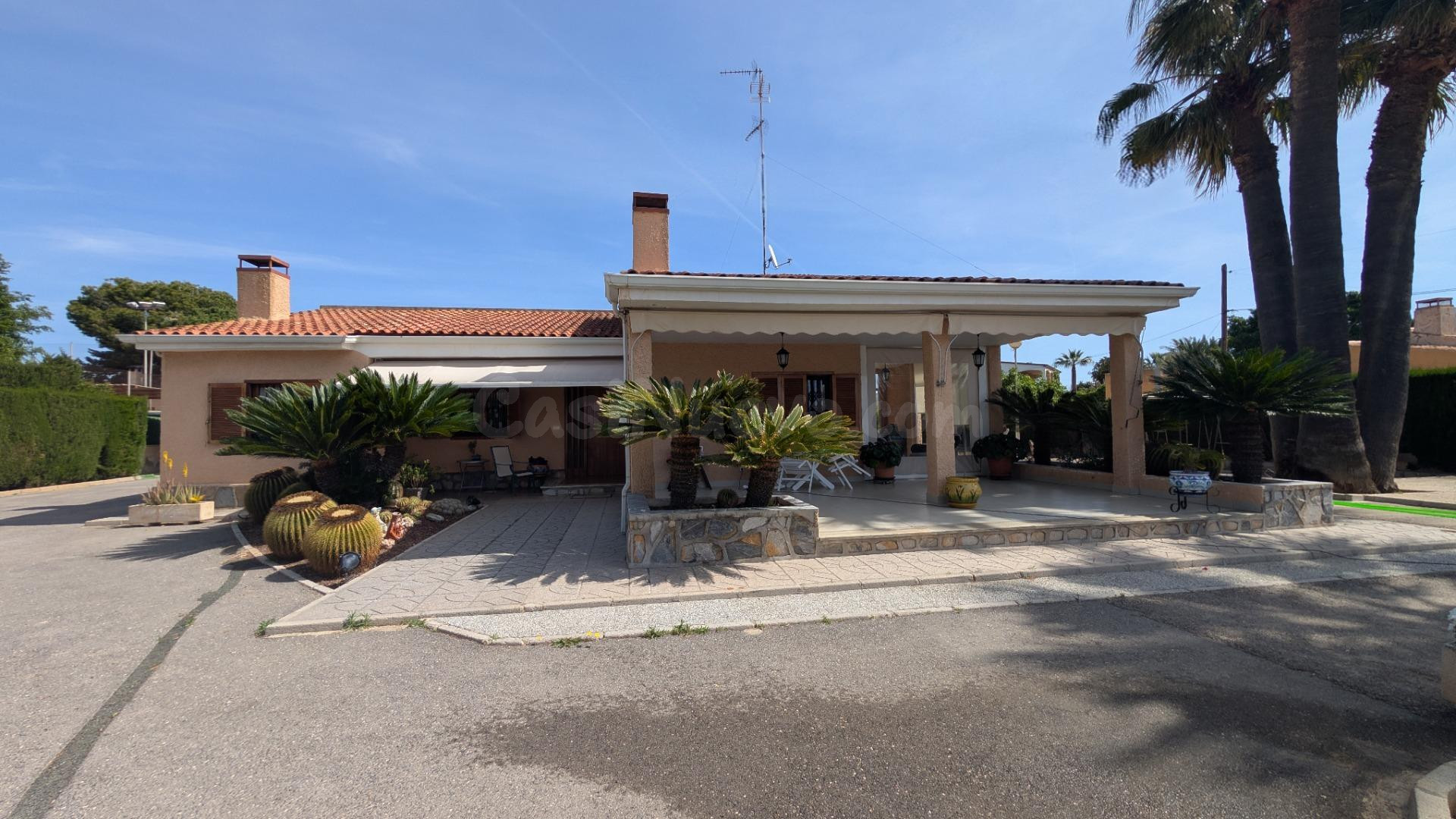 CHALET URBANO EN VENTA: TU REFUGIO DE TRANQUILIDAD EN SANTA POLA