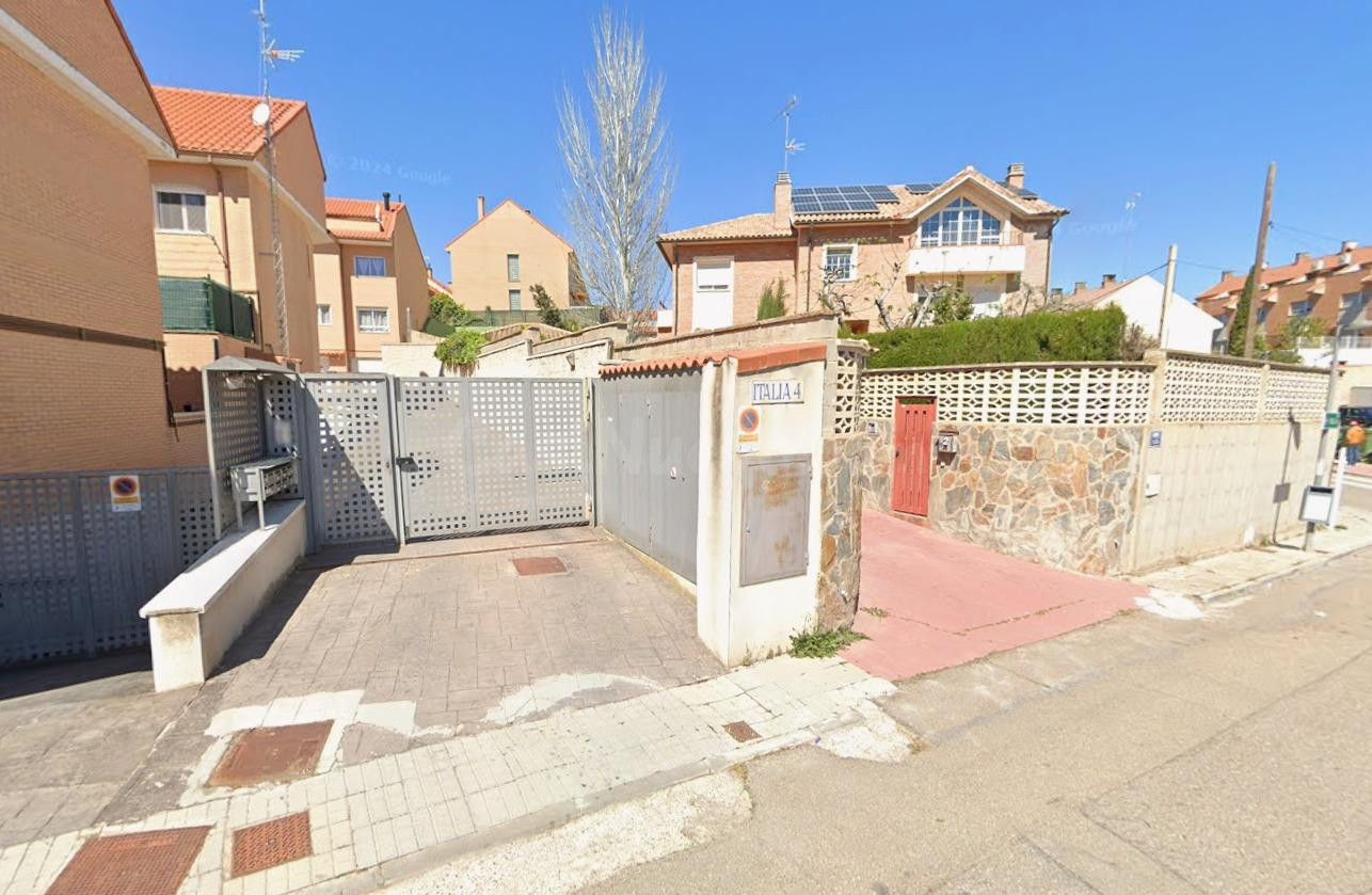 Se vende casa adosada OKUPA en Calle Italia 4, María de Huer