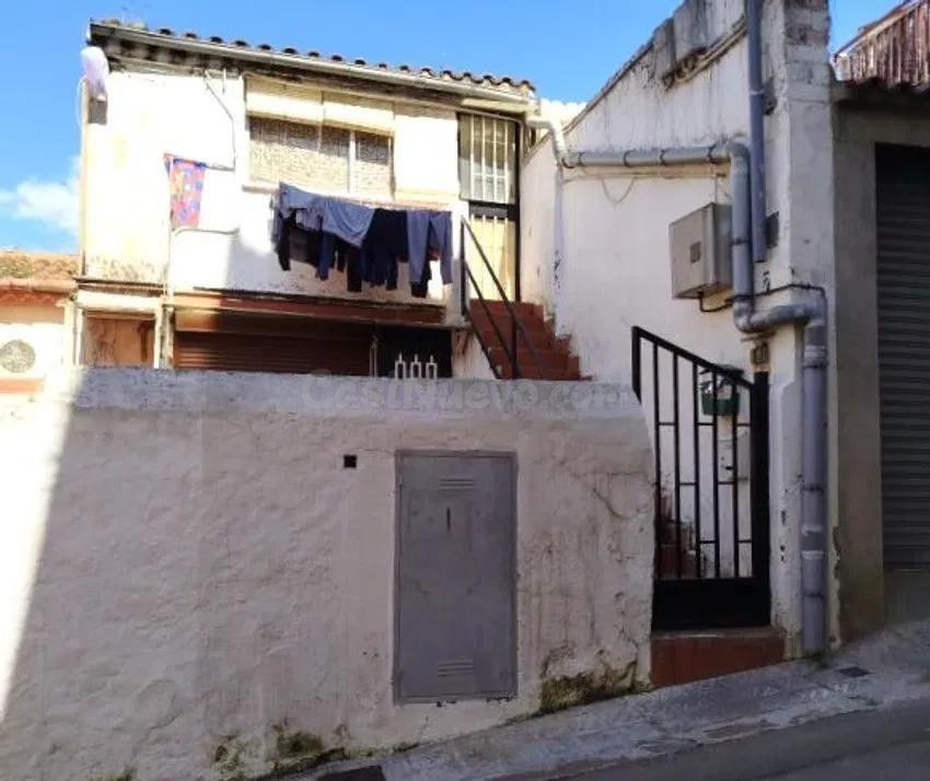 PISO OKUPADO EN SANT BOI DE LLOBREGAT, BARCELONA.