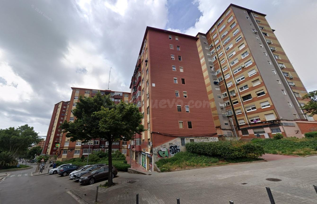 Se vende piso OKUPADO en Calle Atlántida 1 de Badalona (Barc