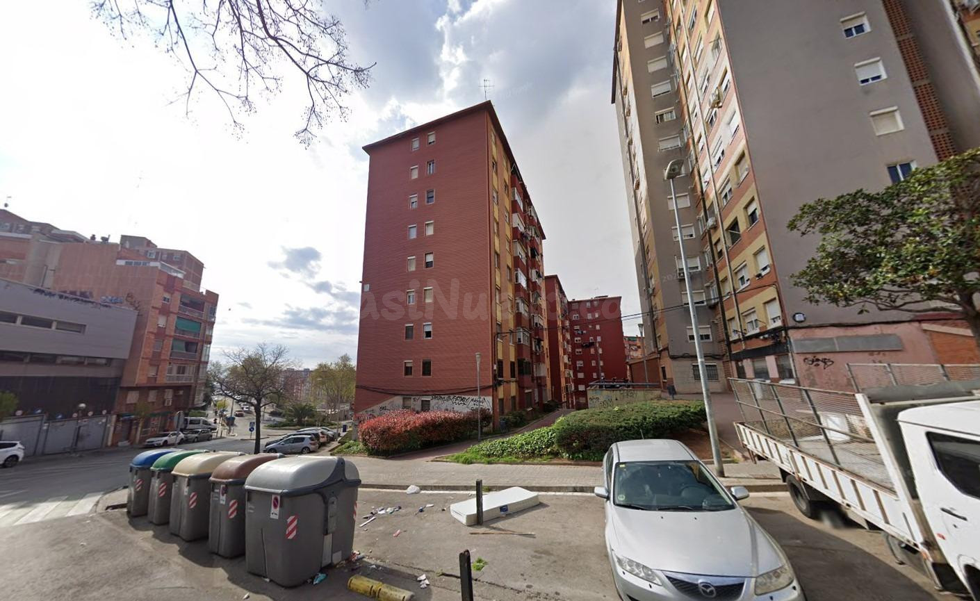 Se vende piso OKUPADO en Calle Atlántida 1 de Badalona (Barc - foto 2