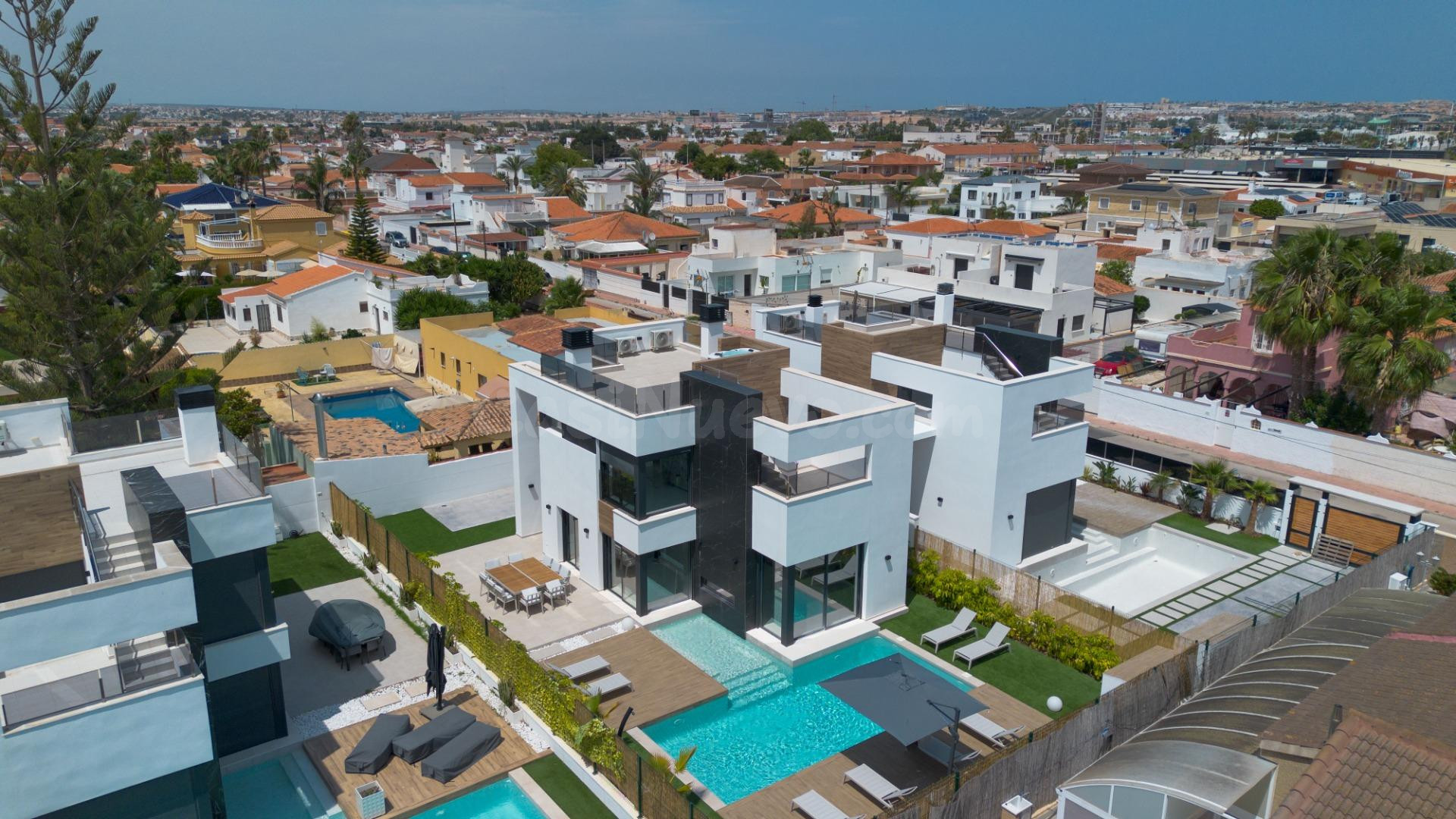 Vivienda de lujo con domótica y piscina privada en Torrevieja – Lista para entrar a vivir - foto 3