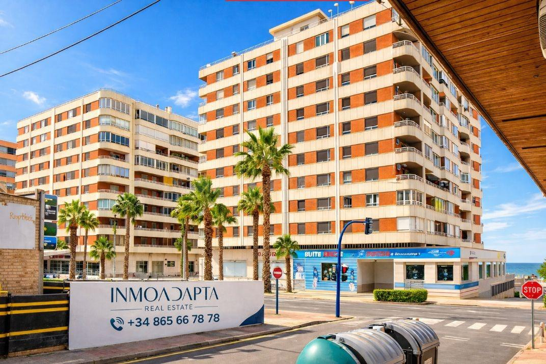 AMPLIO PISO A 1 MINUTO CAMINANDO DE LA PLAYA EN TORREVIEJA (ZONA ACEQUIÓN-NÁUFRAGOS). - foto 2