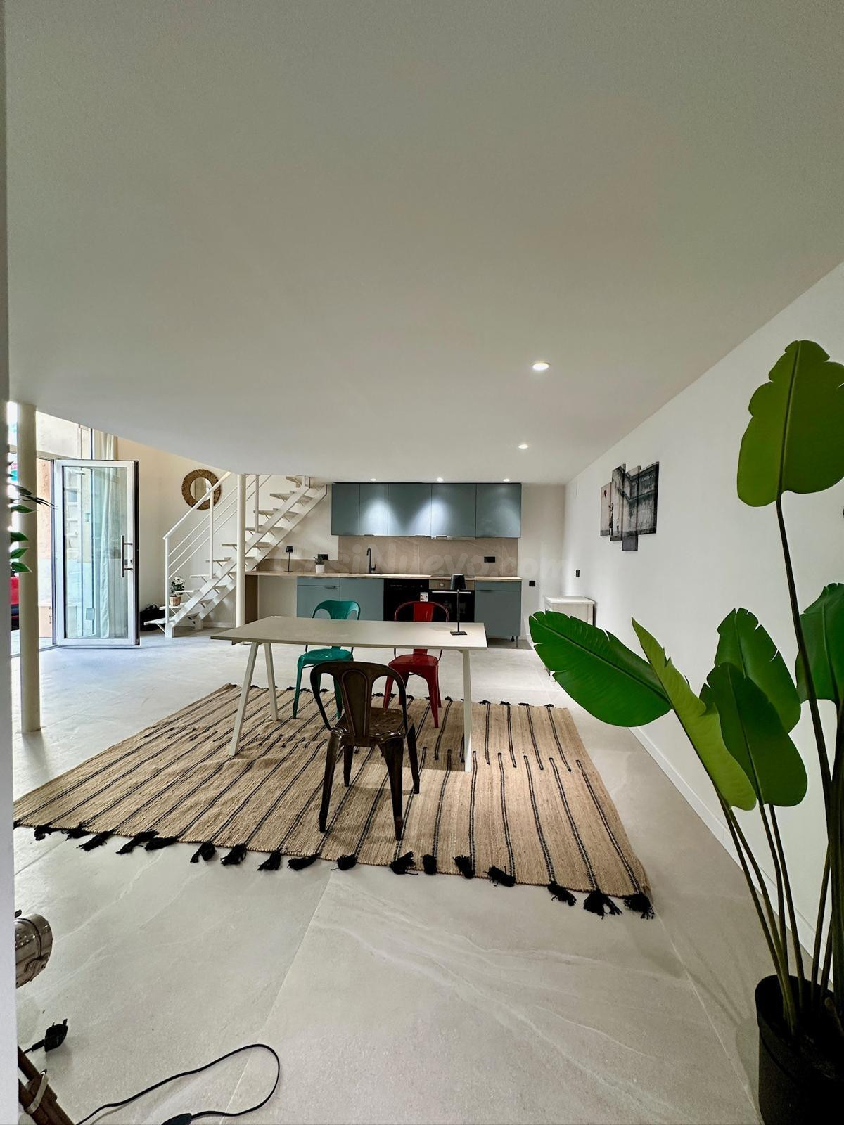 Loft dúplex reformado a 25 metros de la playa en Montgat - foto 2