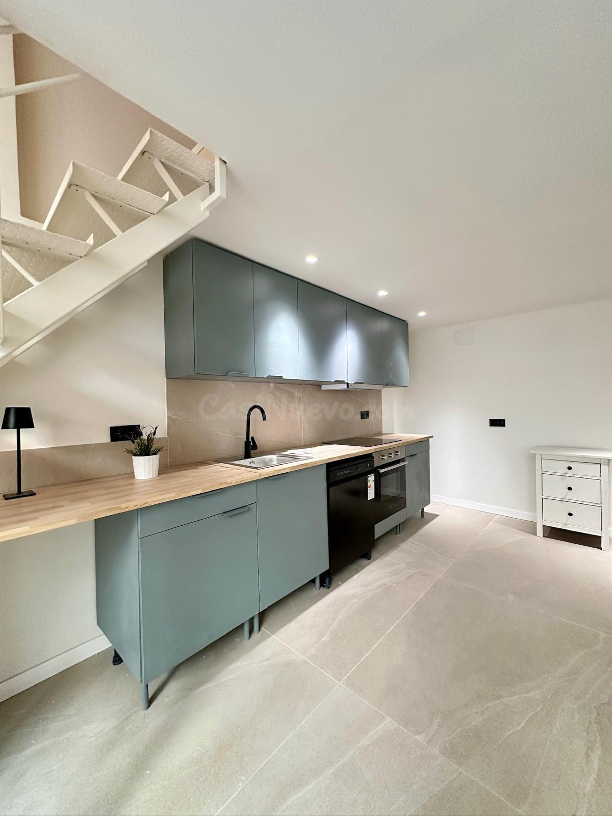 Loft dúplex reformado a 25 metros de la playa en Montgat - foto 4