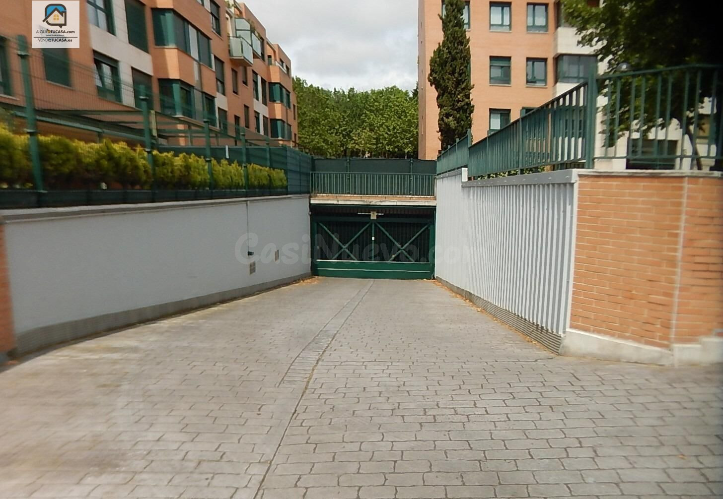 Plaza de Garaje para Dos Coches en Línea - Amplios Pasillos