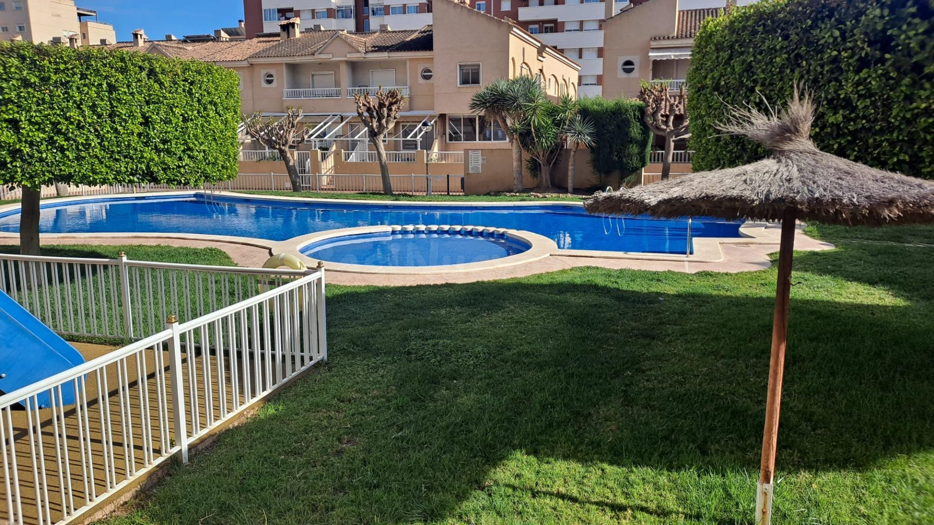 PISO EN URBANIZACION CON PISCINA Y GARAJE