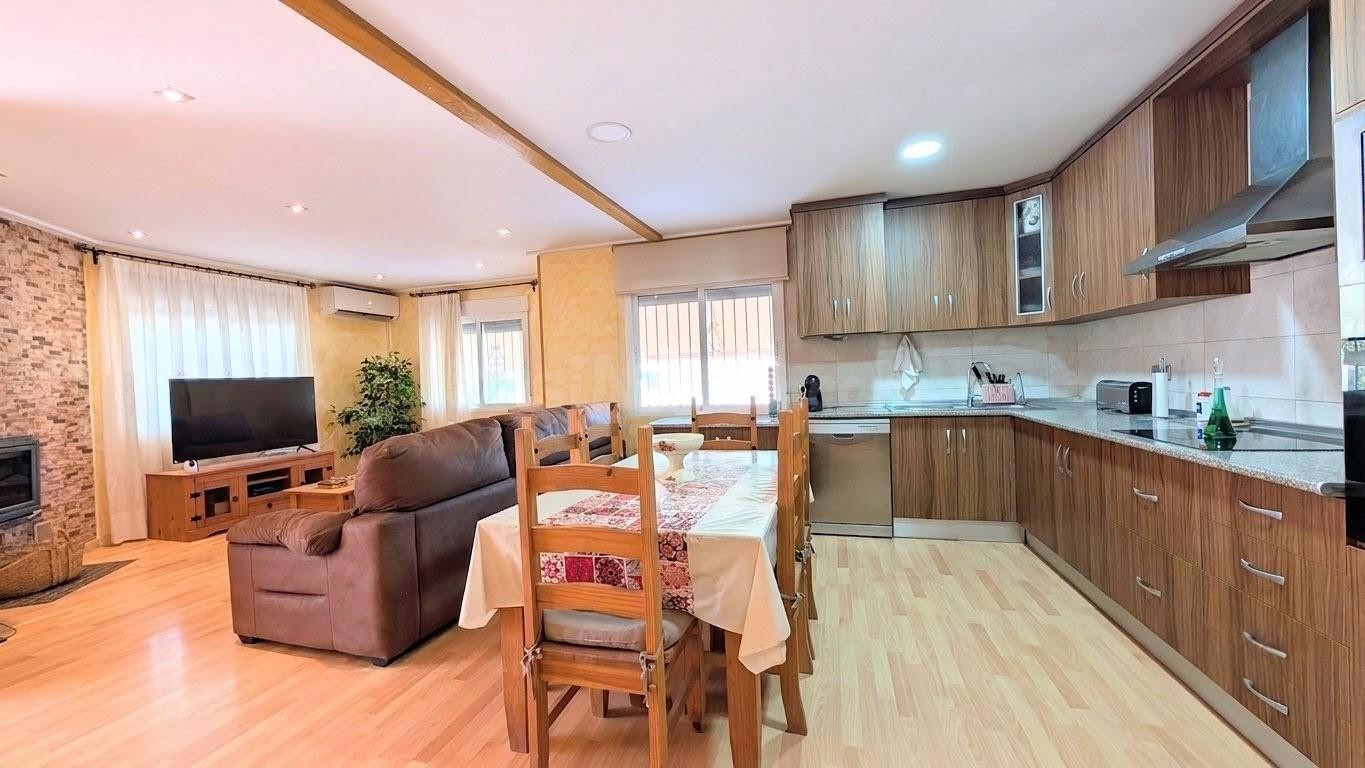 ¡¡ESPECTACULAR CHALET CON GRAN PISCINA, BARBACOA Y CASA DE I - foto 3