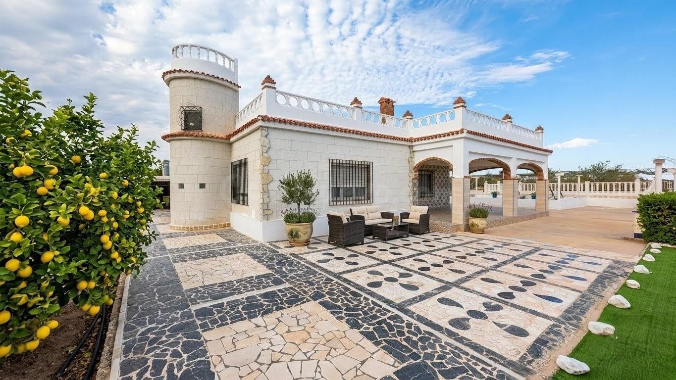¡EXCELENTE UBICACIÓN, PISCINA, BARBACOA, PORCHE DE 40m2 Y PA