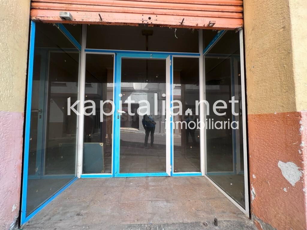 PISO Y BAJO COMECIAL CENTRICO A LA VENTA EN LA LLOSA DE RANE