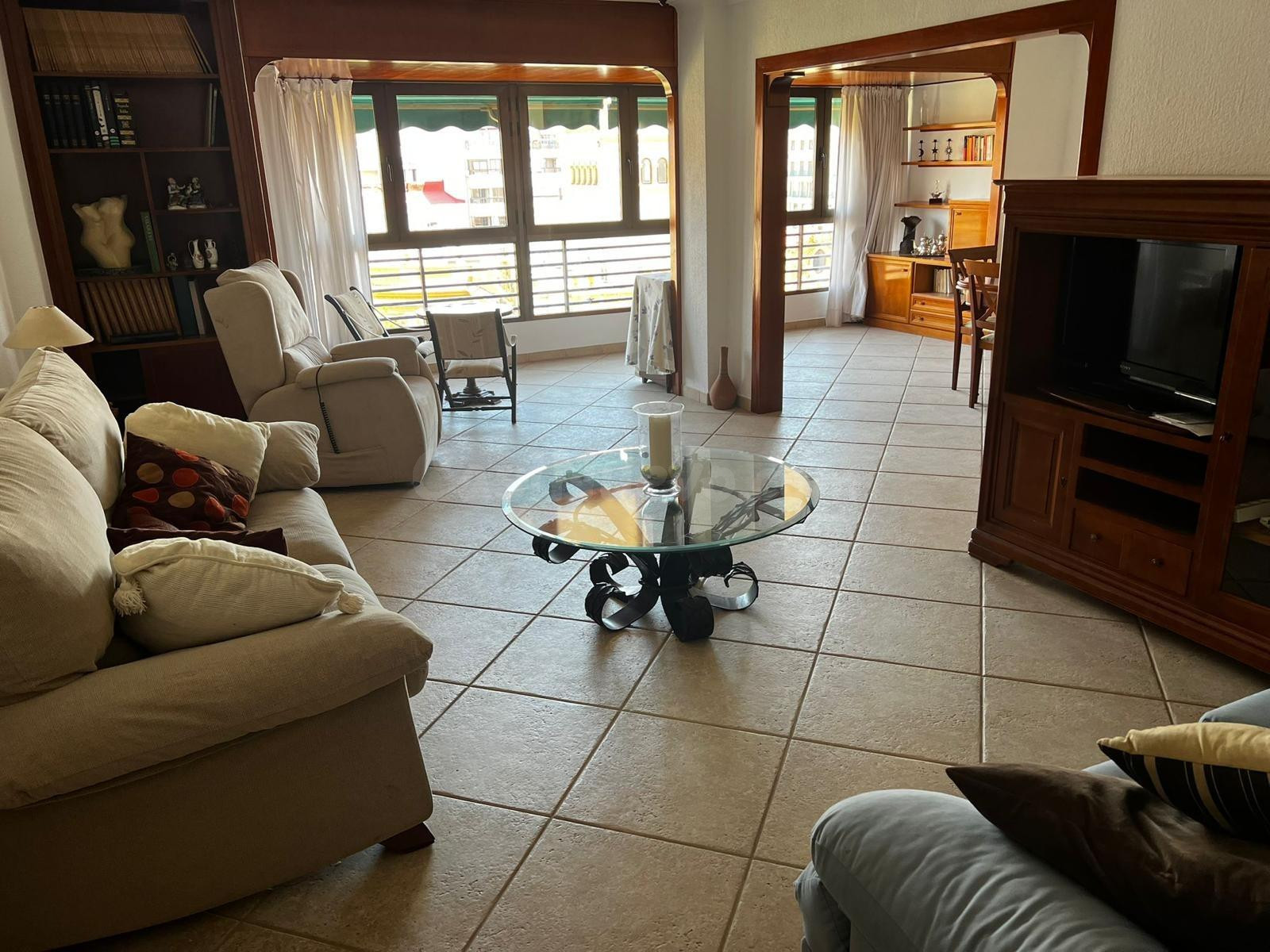 Se vende gran piso amueblado con vistas al castillo y a la d - foto 4