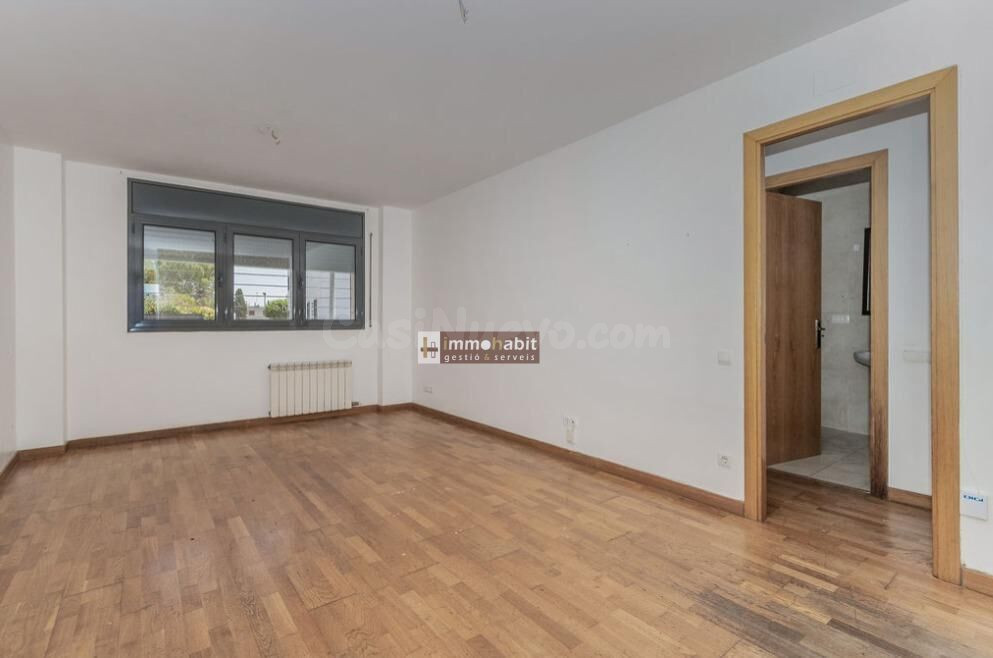 ¡OPORTUNIDAD EN TÁRREGA! PISO DE 3 habitaciones - foto 3