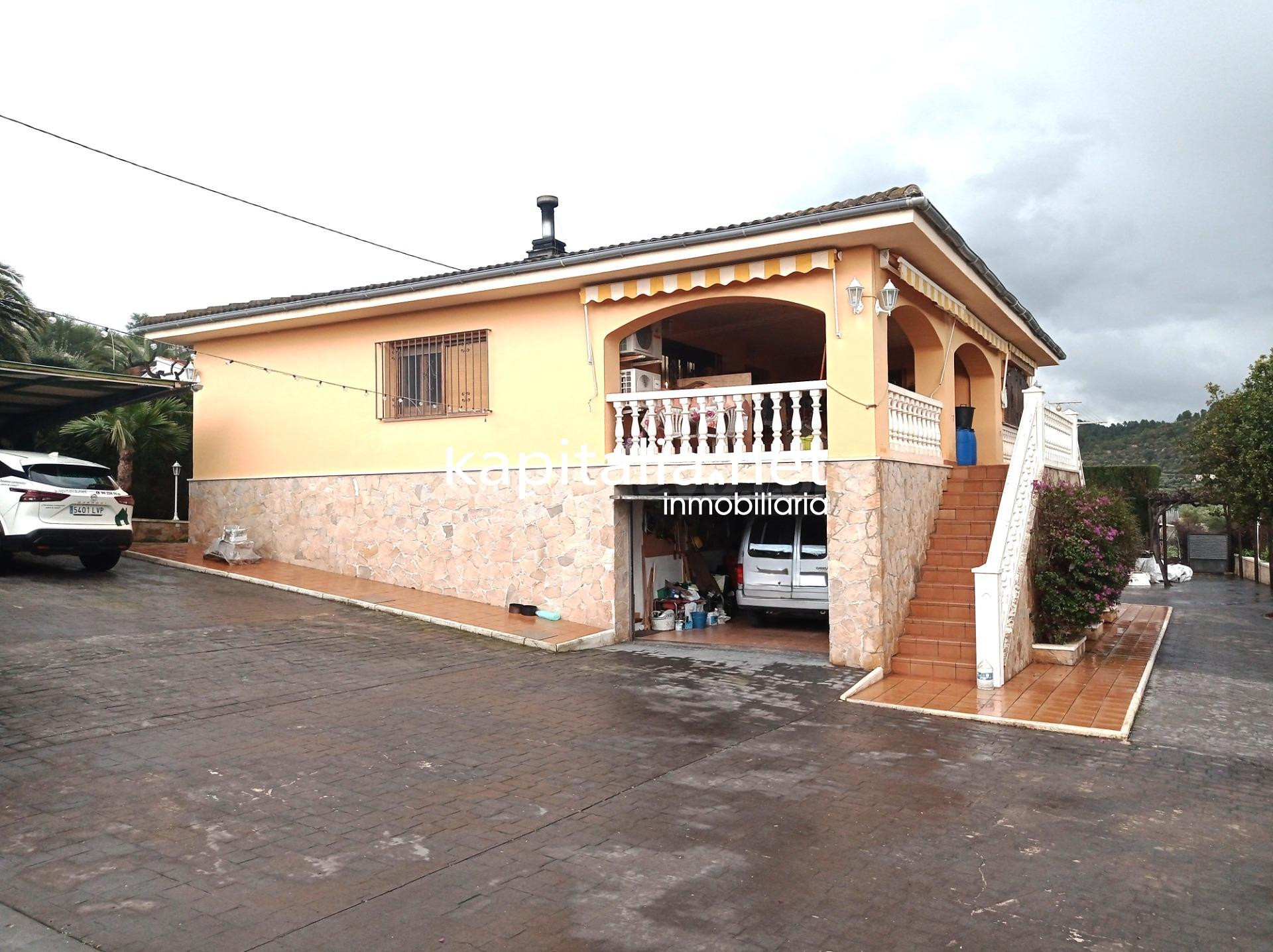CHALET A LA VENTA EN BENILLUP, CON MAGNIFICAS VISTAS