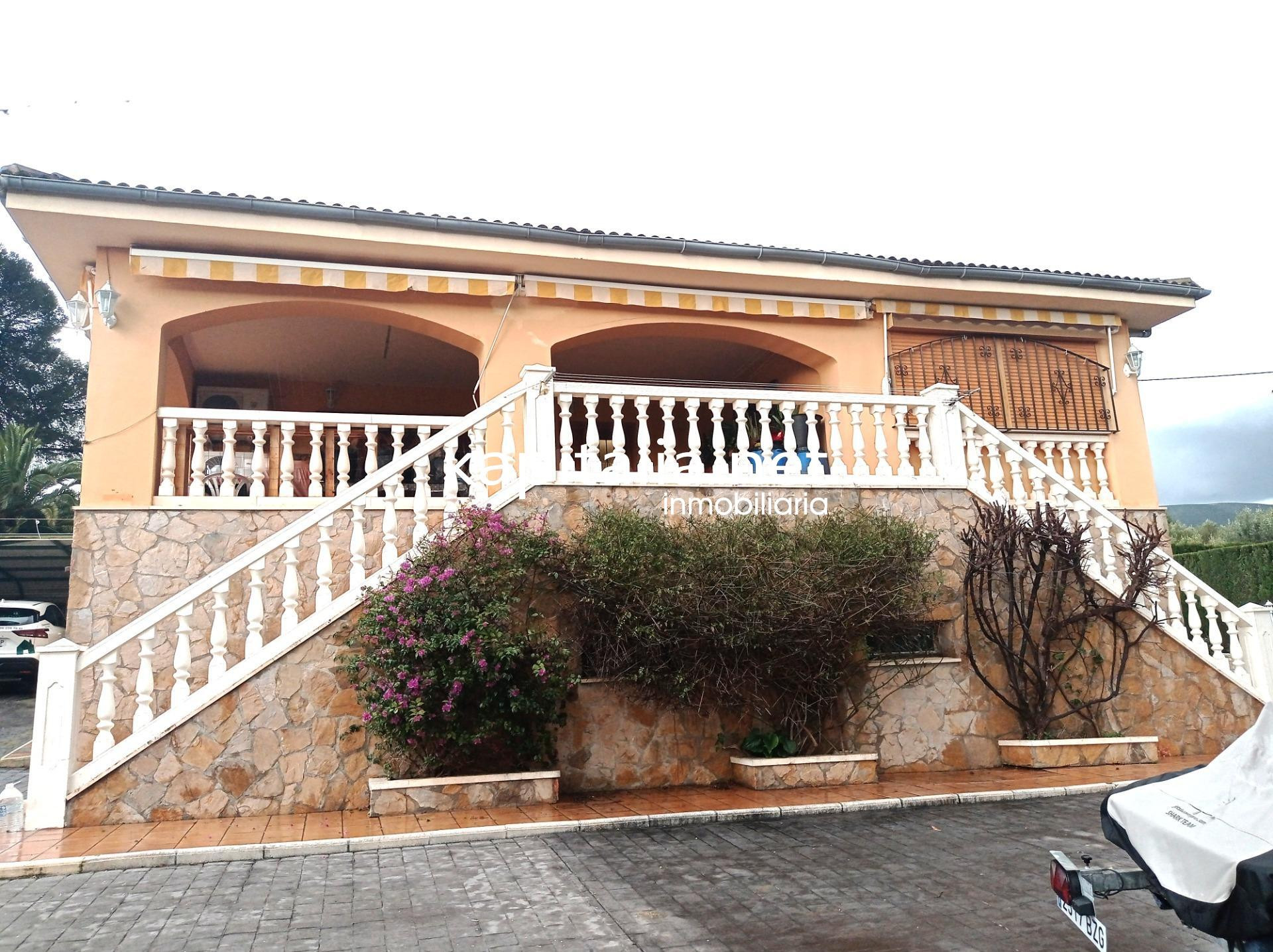 CHALET A LA VENTA EN BENILLUP, CON MAGNIFICAS VISTAS - foto 2