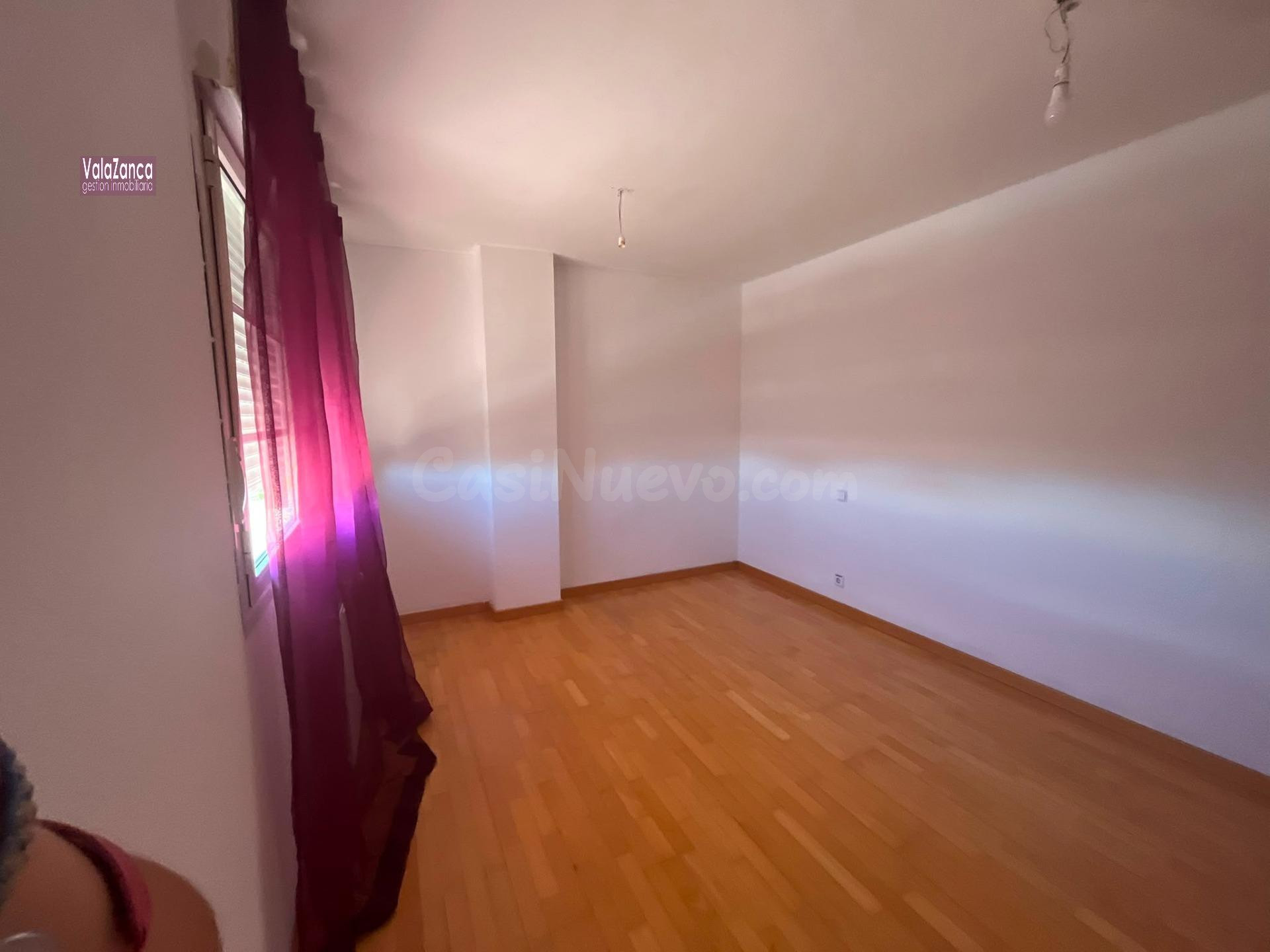 VALAZANCA ALQUILA ESPECTACULAR VIVIENDA EN EL SEÑORÍO DE ILL - foto 5