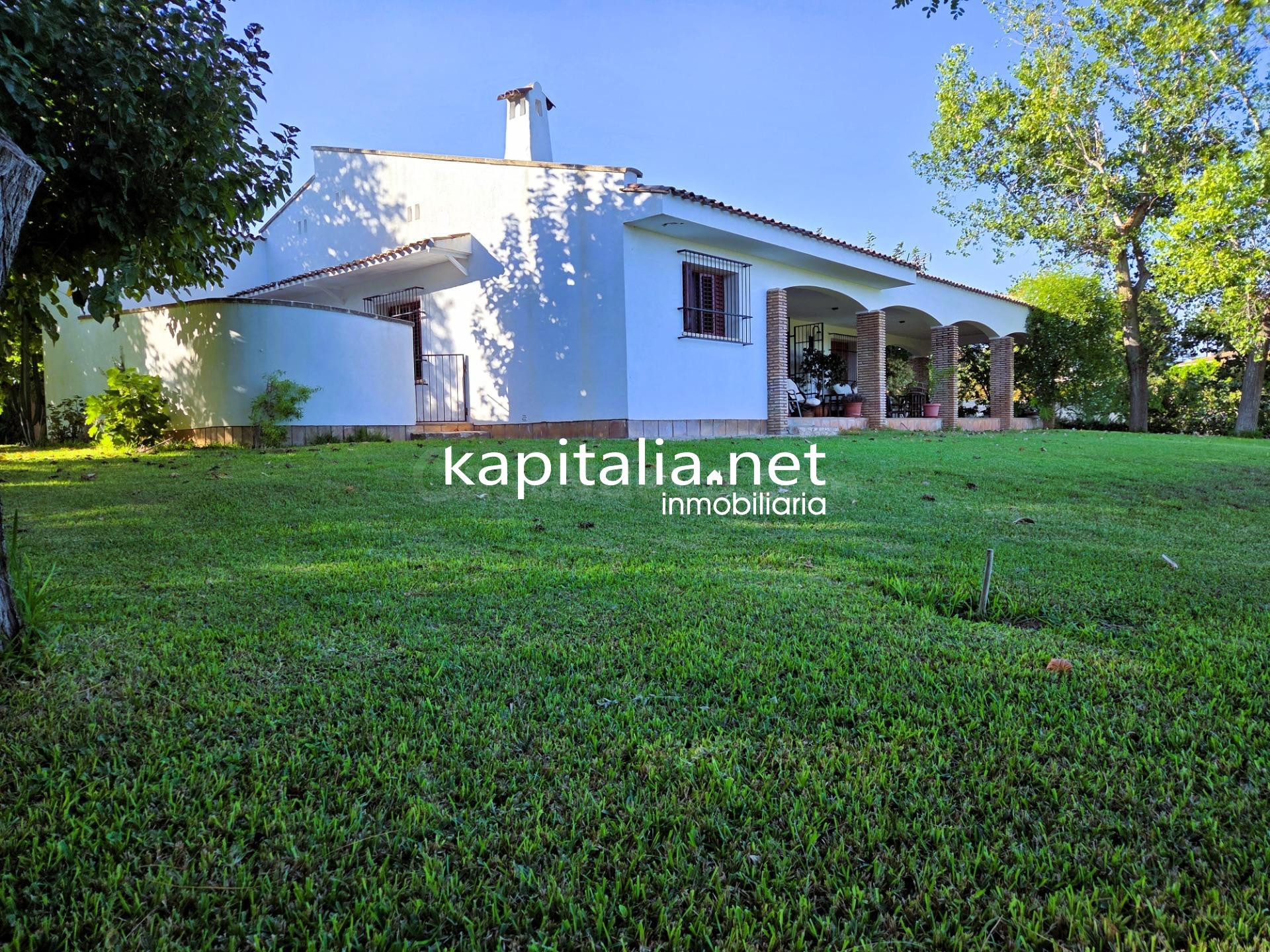 Espléndido Chalet en Ontinyent con Piscina y Vistas