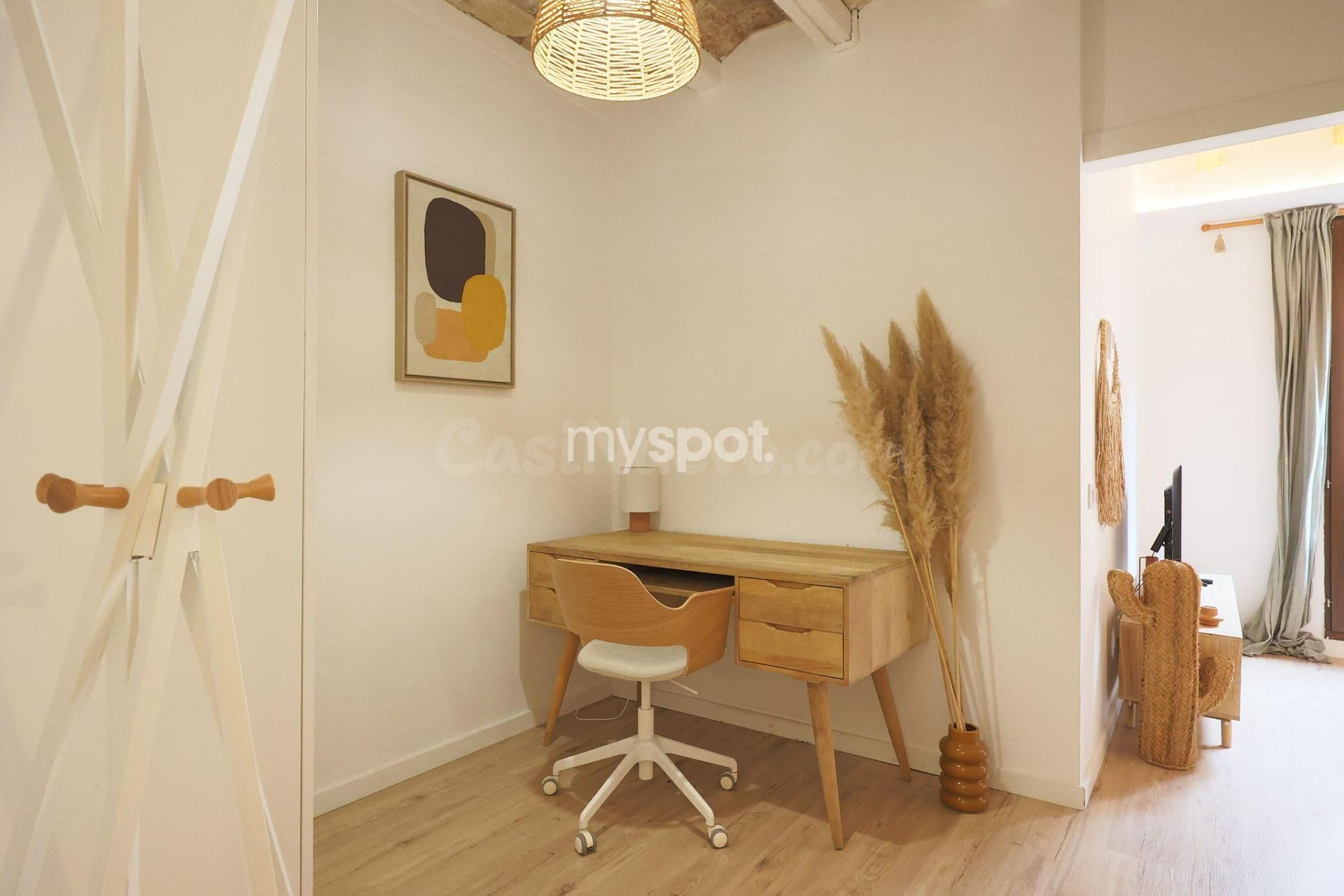 Elegante apartamento reformado de 1 dormitorio en el Raval - foto 2