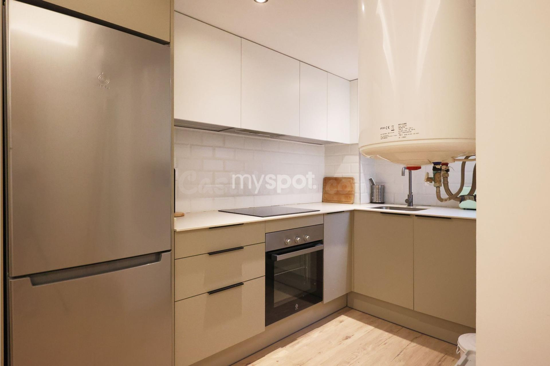Elegante apartamento reformado de 1 dormitorio en el Raval - foto 3