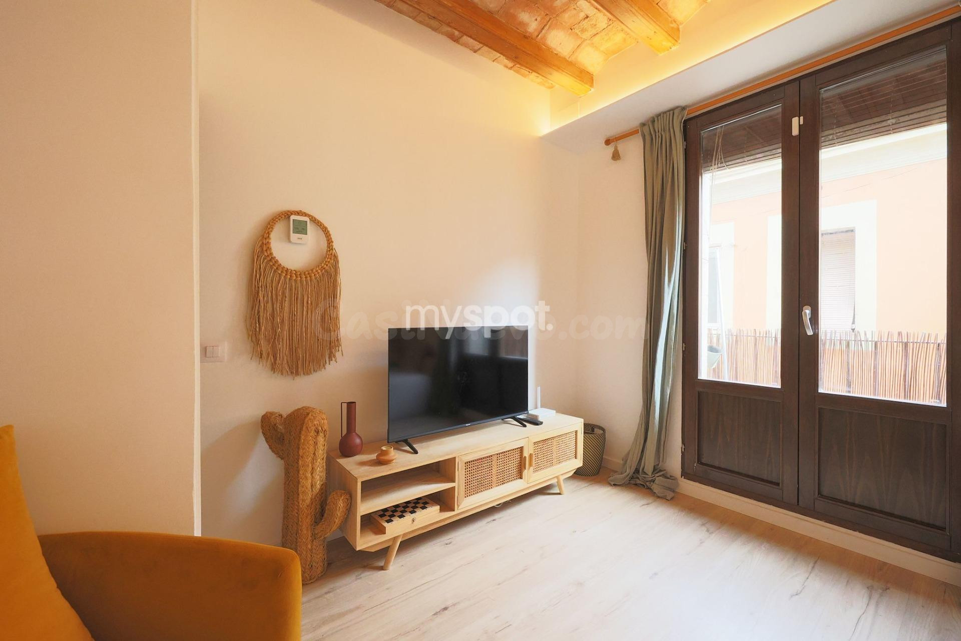 Elegante apartamento reformado de 1 dormitorio en el Raval - foto 4