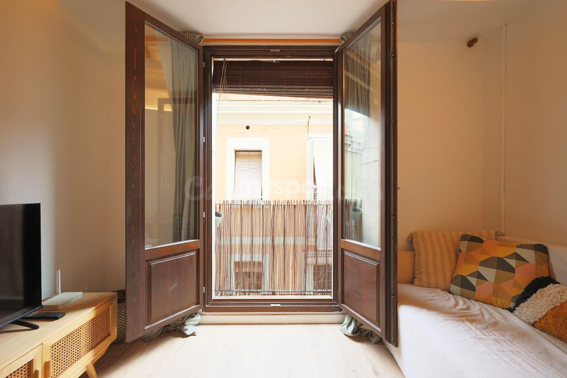 Elegante apartamento reformado de 1 dormitorio en el Raval - foto 5